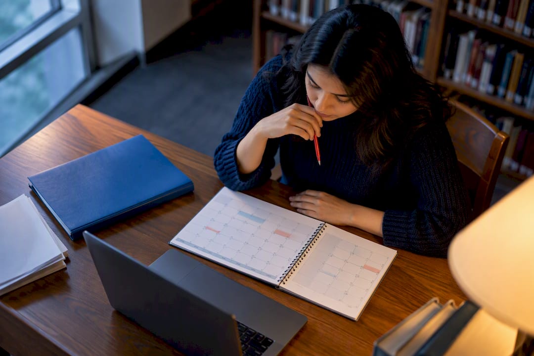 Student planning an Australian scholarship application