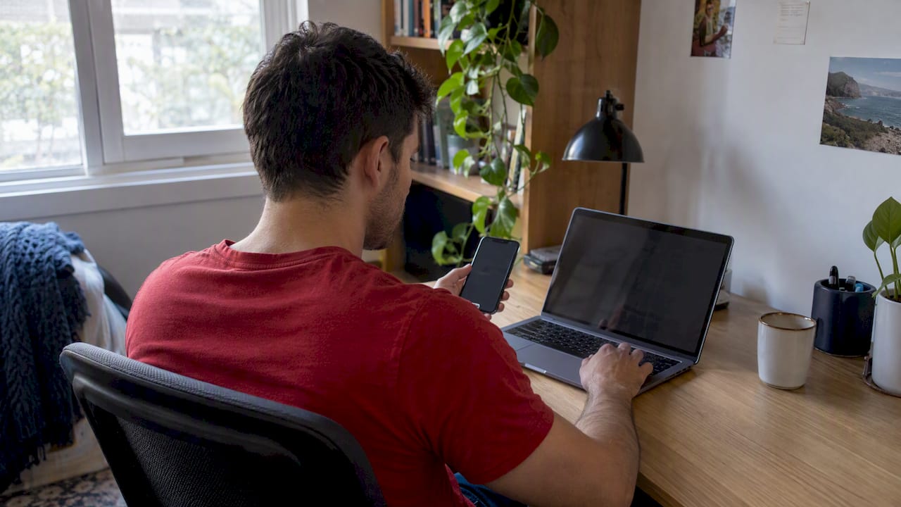 Applicant setting up ImmiAccount at home