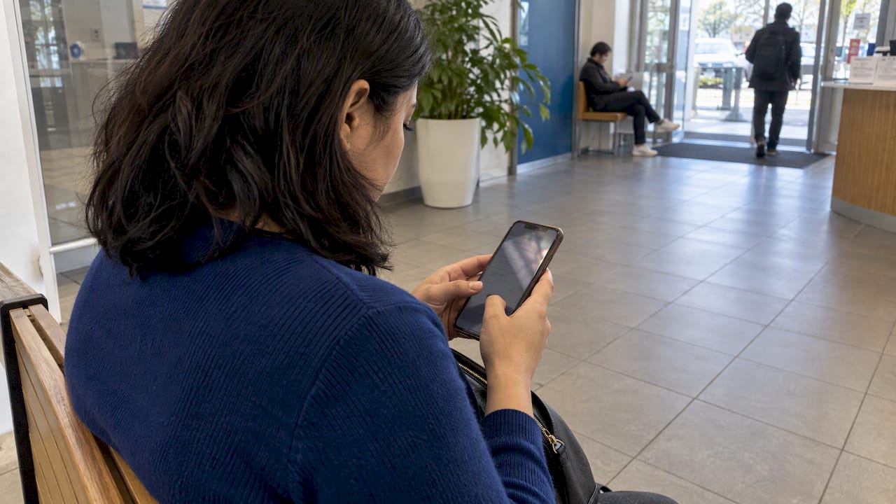 Applicant checking a migration agent's registration